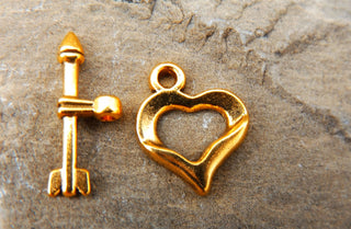 Toggle (Heart and Arrow). 13 x 16 mm.  See Drop down for color options.  *Packed 3 - Mhai O' Mhai Beads
 - 1